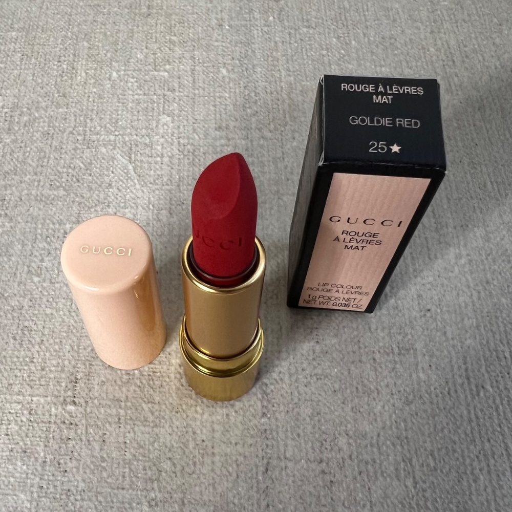 ❤️ Gucci Matte Lipstick mini in 25 Goldie Red - Picture 2 of 7
